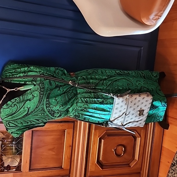 Dooney & Bourke signature gray black crossbody!! LIKE NEW CONDITION!!! - Picture 8 of 8